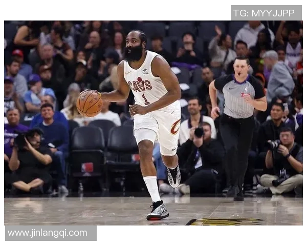 NBA赛场剑拔弩张稀有一幕：朝倒地球员扔球引困惑 “这换谁都得发火”